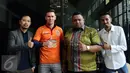 Shane Smeltz (kedua kiri) berfoto bersama Presiden klub PBFC, Nabil Husein Said Amin usai penandatanganan kontrak di Jakarta, Selasa (11/4). Shane Smeltz berstatus marquee player dan dikontrak oleh PBFC selama semusim. (Liputan6.com/Helmi Fithriansyah)