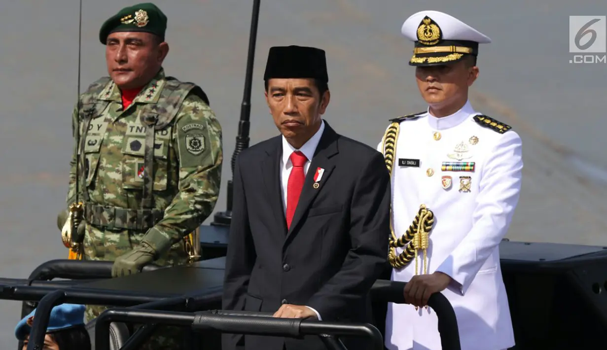 Presiden Joko Widodo (Jokowi) meninjau pasukan pada Upacara Peringatan HUT ke-72 TNI di Dermaga Indah Kiat Merak, Cilegon, Banten, Kamis (5/10). Jokowi bertindak sebagai inspektur upacara dalam peringatan itu. (Liputan6.com/Angga Yuniar)   