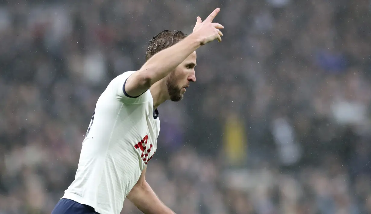 Striker Tottenham Hotspur, Harry Kane, melakukan selebrasi usai membobol gawang Brighton & Hove Albion pada laga Premier League 2019 di Stadion Tottenham Hotspur, Kamis (26/12). Tottenham menang 2-1 atas Brighton & Hove Albion. (AP/Petros Karadjias)