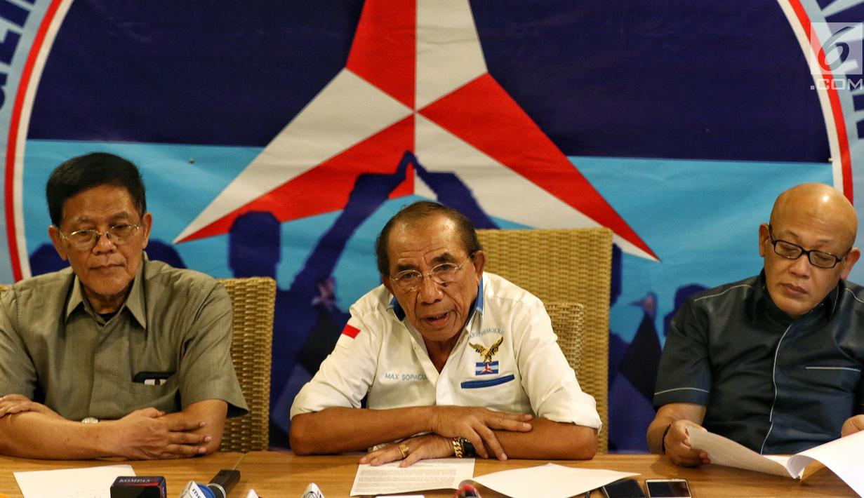 Politisi senior Partai Demokrat (PD) Max Sopacua (tengah) didampingi politisi-politisi senior PD lainnya yang tergabung dalam Gerakan Moral Penyelamatan Partai Demokrat (GMPPD) memberikan keterangan pers terkait koalisi Partai Demokrat di Jakarta Pusat, Kamis (13/6/2019). (Liputan6.com/Johan Tallo)