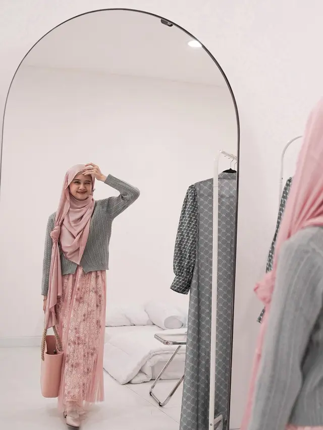 6 Gaya Berhijab Selebgram Adinda Amira, Inspirasi Busana Pastel yang Lembut
