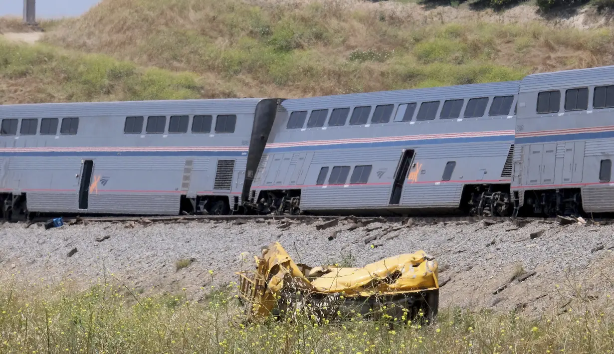 Sebuah truk hancur tergeletak di dekat kereta Amtrak yang tergelincir di Moorpark, California, pada Rabu, 28 Juni 2023. (Dean Musgrove/The Orange County Register via AP)