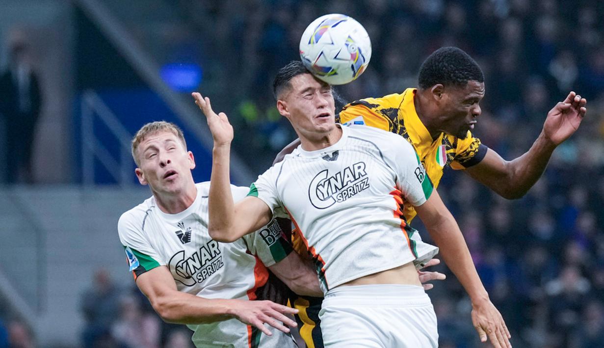 Jay Idzes bermain apik dengan hampir membawa Venezia menahan Inter Milan. Venezia gagal mendapat angka karena gol di menit akhir mereka dianulir. (AP Photo/Antonio Calanni)