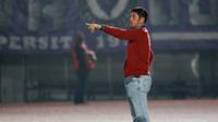Pelatih Dewa United, Nil Maizar saat melawan Persita Tangerang dalam laga pekan ke-3 BRI Liga 1 2022/2023 antara Persita Tangerang melawan Dewa United di Indomilk Arena, Tangerang, Minggu (7/8/2022) malam WIB. (Bola.com/M Iqbal Ichsan)