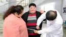 Lin Yue yang bekerja sebagai pegawai swasta memiliki tinggi 163 cm dan pinggang berukuran sekitar 160 cm. Sedangkan sang istri, adalah seorang perawat yang memiliki tinggi sekitar 160 cm dan ukuran pinggang 170 cm. (dailymail.co.uk)