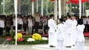 Wakapolri Komjen Pol Syafruddin memberikan hormat saat pengibaran bendera dalam Upacara Hari Santri Nasional di silang Monas, Jakarta, Sabtu (22/10). Upacara mengangkat tema Merajut Kebhinekaan dan Kedaulatan Indonesia. (Liputan6.com/Fery Pradolo)
