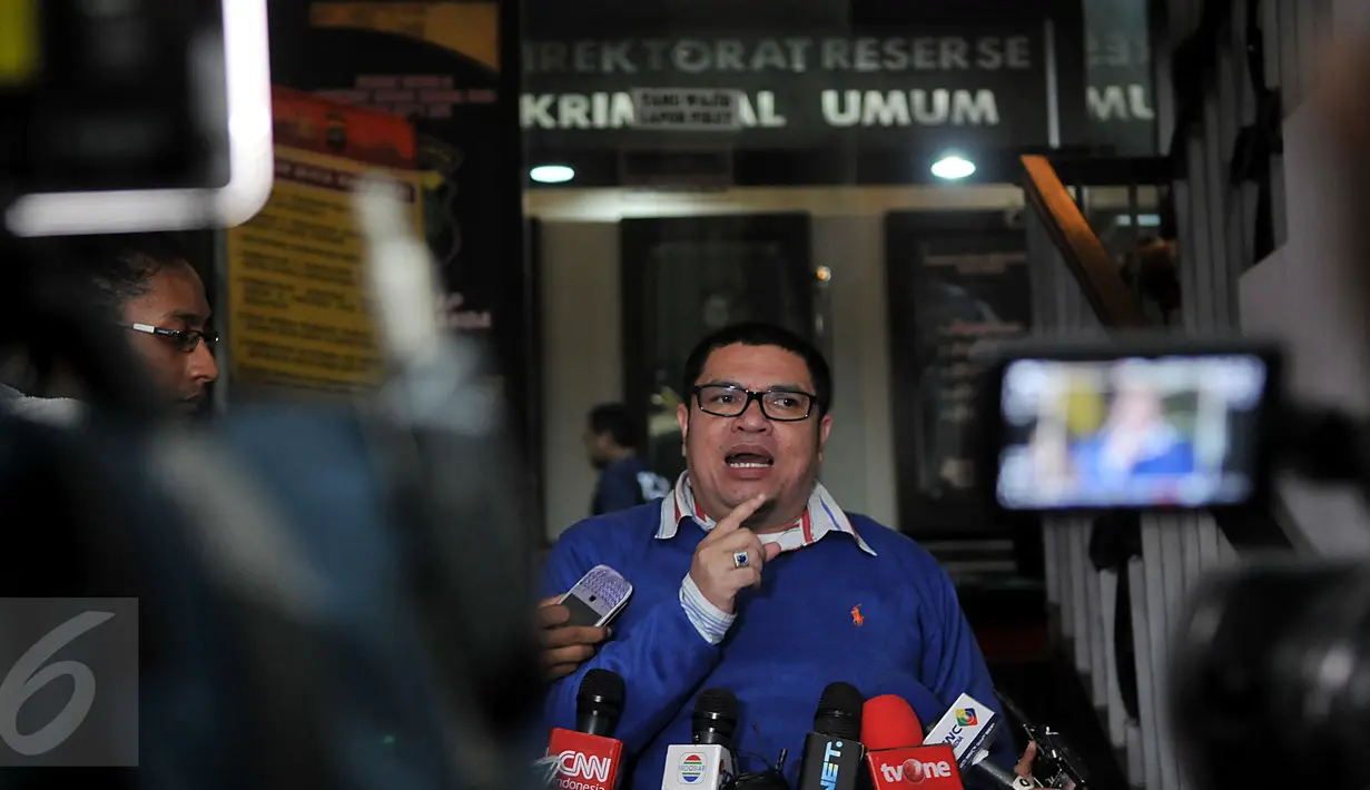 Pengacara Abdul Azis alias Daeng Azis, Razman Arif Nasution memberikan keterangan di Polda Metro Jaya, Jakarta, Jumat (26/2). Daeng Azis yang ditetapkan sebagai tersangka kasus prostitusi kembali mangkir dalam panggilan kedua. (Liputan6.com/Johan Tallo)