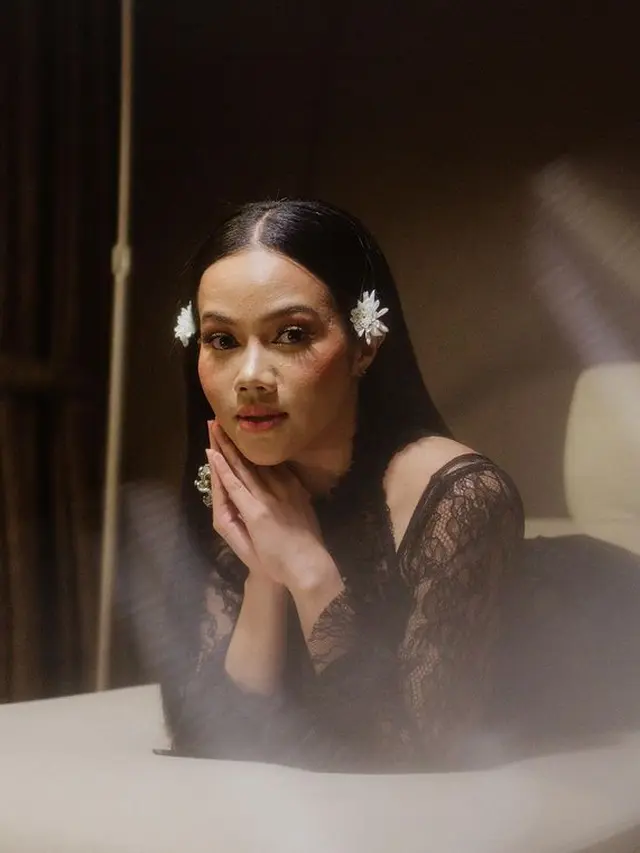 Potret Yura Yunita Jadikan Bunga Sebagai Aksesoris Rambut