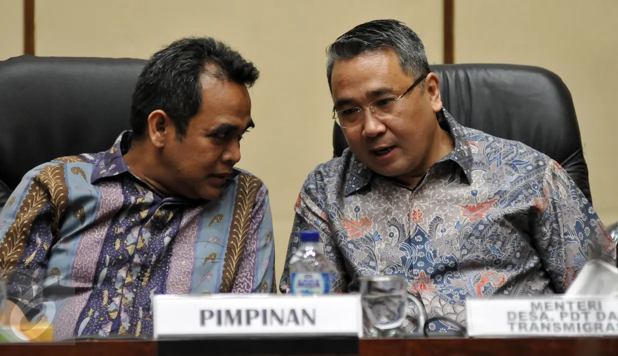 Menteri Desa  Pembangunan Daerah Tertinggal  dan Transmigrasi Eko Putro Sandjojo (kanan) bersama Ketua Fraksi Partai Gerindra Ahmad Muzani saat menghadiri bedah buku di Kompleks Parlemen, Senayan, Jakarta, (28/7).(Liputan6.com/Johan Tallo)