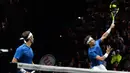 Pemain tim Eropa, Rafael Nadal (kanan) melakukan smash saat melawan tim Dunia, Sam Querrey dan Jack Sock pada turnamen tenis Laver Cup di Praha, Republik Ceska, (24/9/2017). Tim Eropa menang 15-9 atas tim Dunia. (AFP/Michal Cizek)