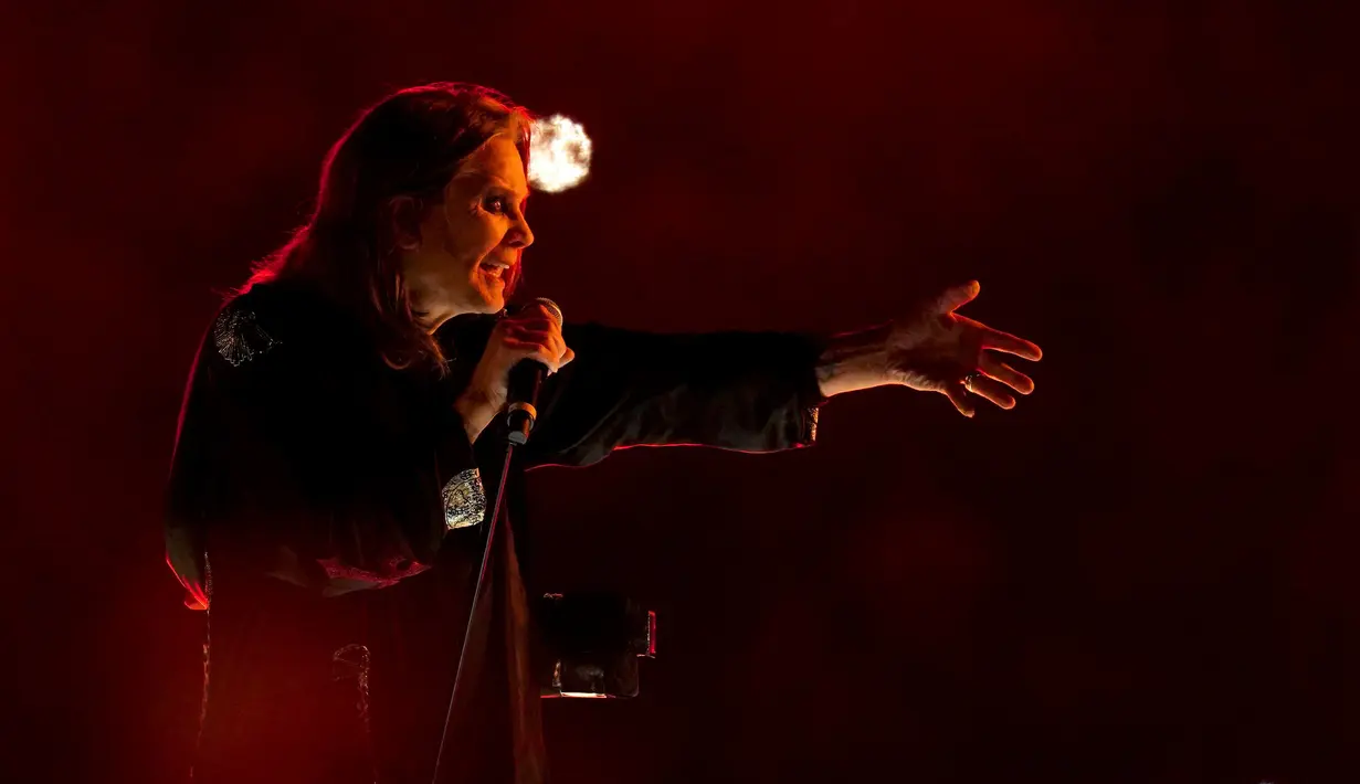 Bintang rock Ozzy Osbourne tampil dalam upacara penutupan Commonwealth Games di Alexander Stadium, Birmingham, Inggris, 8 Agustus 2022. Osbourne memberikan penampilan kejutan di upacara penutupan Commonwealth Games. (David Davies/PA via AP)