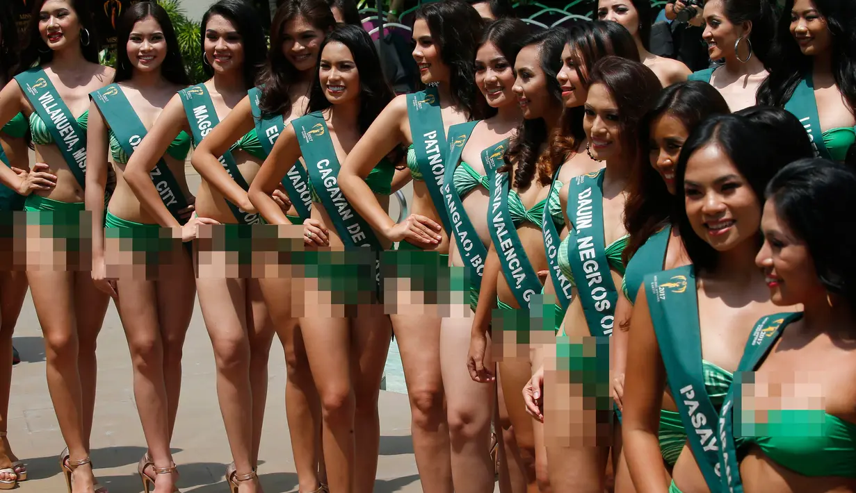 Sejumlah Kontestan Miss Philippines Earth 2017 berpose pada saat sesi media di Manila, Filipina, Rabu (5/7). Filipina dikenal dengan ratu kecantikannya, sama seperti Brasil yang dikenal dengan pemain bolanya. (AP Photo / Bullit Marquez)