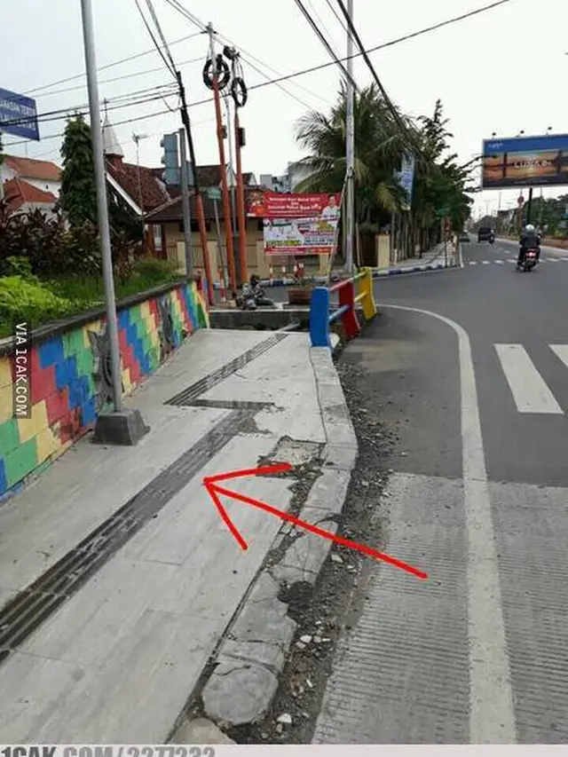7 Potret Trotoar Nyeleneh yang Bikin Susah Pejalan Kaki