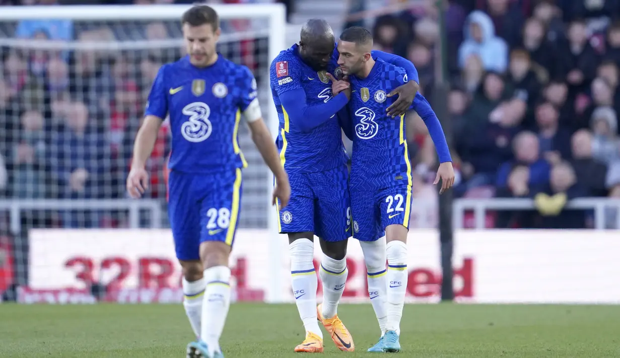 Gelandang Chelsea, Hakim Ziyech (kanan) berselebrasi dengan rekan setimnya usai mencetak gol ke gawang Middlesbrough pada pertandingan perempat final Piala FA di Stadion Riverside, Inggris, Minggu (20/3/2022). Dengan kemenangan ini, Chelsea melenggang ke semifinal Piala FA. (AP Photo/Jon Super)