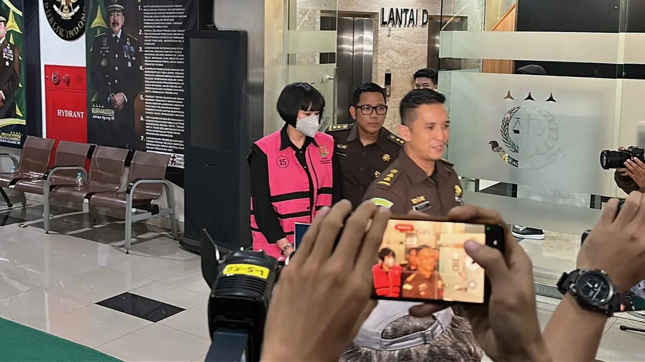 Kejaksaan Agung (Kejagung) langsung melakukan penahanan terhadap tiga tersangka baru terkait perintangan penyidikan atau obstruction of justice kasus vonis lepas korupsi minyak goreng.