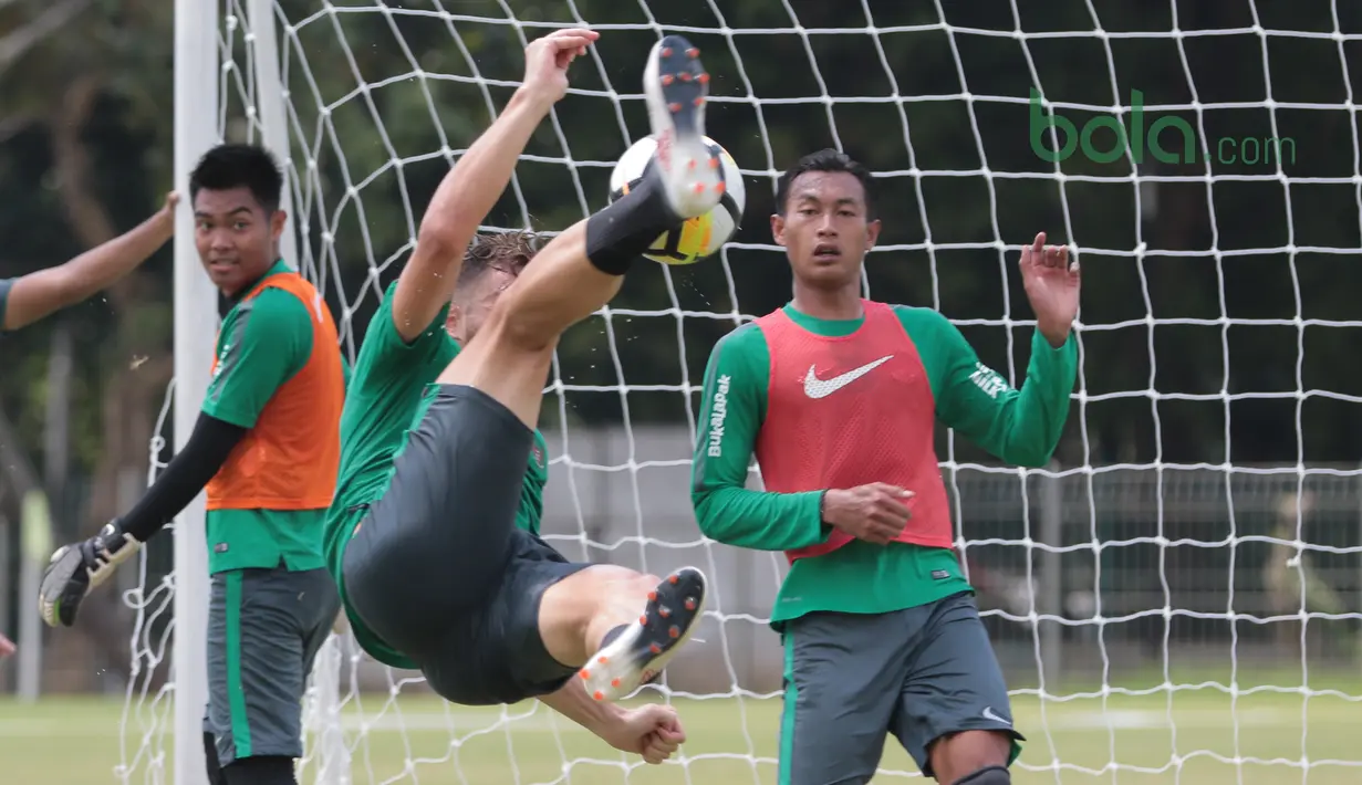 Aksi akrobatik pemain Timnas Indonesia U-23, Ilija Spasojevic pada sesi latihan di Lapangan A,B,C, Senayan, Jakarta (21/2/2018). Latihan ini merupakan persiapan Asian Games 2018. (Bola.com/Nick Hanoatubun)