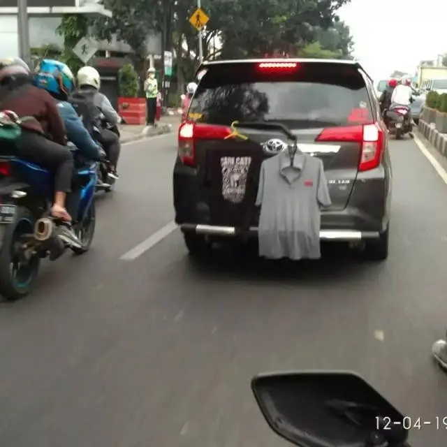 Jalan dijadikan tempat jemuran (Ist)