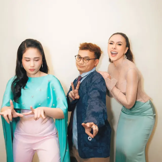 Beda Gaya ala Mertua dan Menantu Wulan Guritno dan Tissa Biani Kenakan Korset di Premiere Film Terbaru