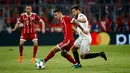 Gelandang Sevilla, Vazquez berebut bola dengan pemain Bayern Munchen, James Rodriguez pada laga leg kedua perempat final Liga Champions di Allianz Arena, Kamis (12/4). Bayern Munchen melangkah ke semifinal usai bermain tanpa gol. (Odd ANDERSEN / AFP)