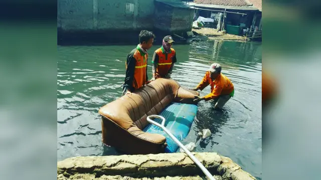 Masih banyak warga kota malah memilih sungai sebagai tempat pembuangan karena dekat dengan rumah.