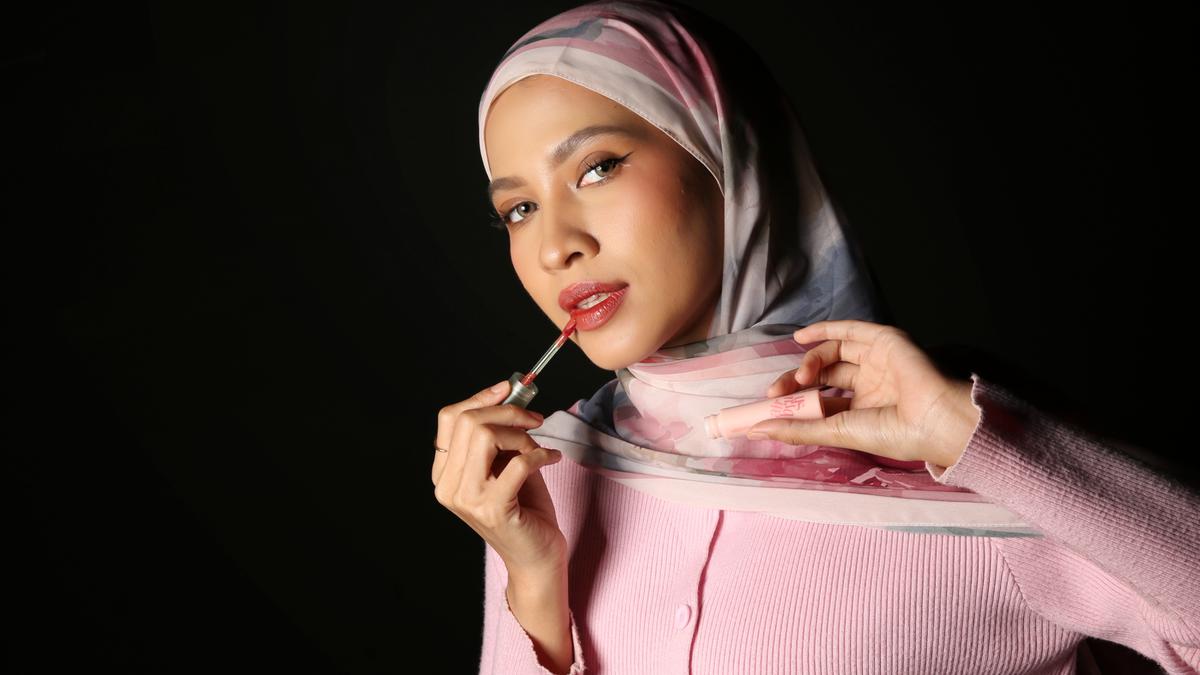 Cara Memakai Lipstik yang Benar dan Tips Memilih Warna Sesuai Kulit