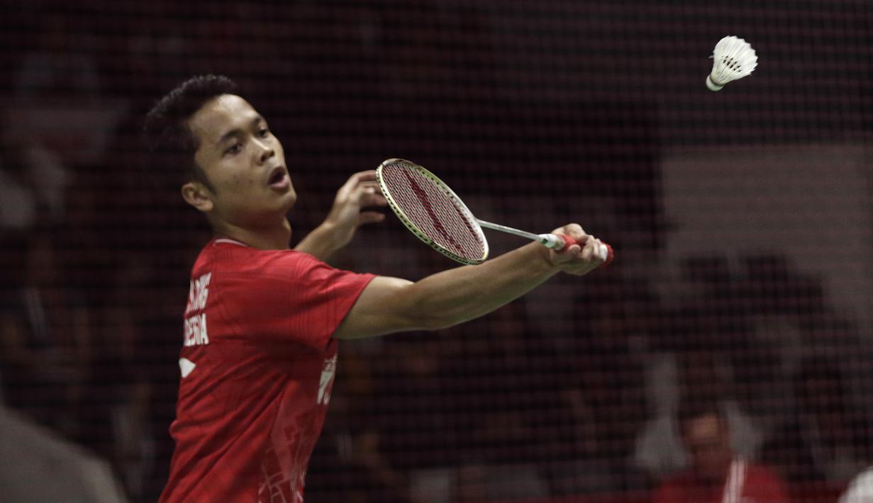 Tunggal putra Indonesia, Anthony Sinisuka Ginting, saat menghadapi wakil Denmark, Viktor Axelsen, pada laga Indonesia Masters 2020 di Istora Senayan, Jakarta, Sabtu (18/1). Anthony Ginting menang dengan skor 22-20 dan 21-11. (Bola.com/Yoppy Renato)