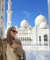 Intip tampilan adem Pevita Pearce berkerudung saat kunjung Masjid Agung Syeikh Zayed Abu Dhabi (@pevpearce)