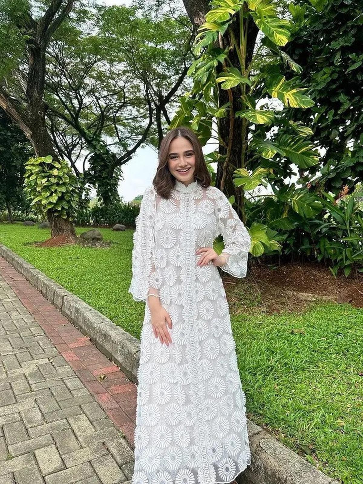 Inspirasi Gamis Lebaran 2025, Dari Plisket Futuristik hingga Renda Feminin