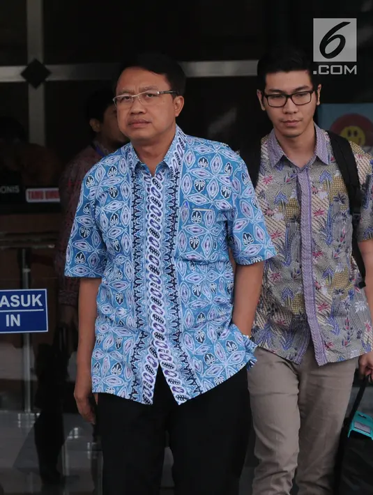 Dirut PT PJB, Iwan Agung Firstantara berjalan keluar usai menjalani pemeriksaan oleh penyidik di gedung KPK, Jakarta, Jumat (12/10). Iwan Agung Firstantara diperiksa terkait suap dalam proyek PLTU Riau-1. (Merdeka.com/Dwi Narwoko)