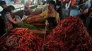 Aktivitas pedagang sembako di Pasar Senen, Jakarta, Sabtu (30/5/2015). Menjelang bulan Ramadhan, harga kebutuhan pokok mulai merangkak naik. (Liputan6.com/Johan Tallo)