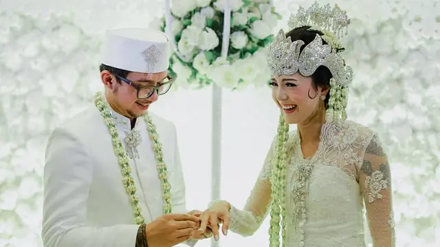 [Bintang] Walau Tomboy, Dandanan Akad Nikah Poppy Sovia Ini Bikin Pangling