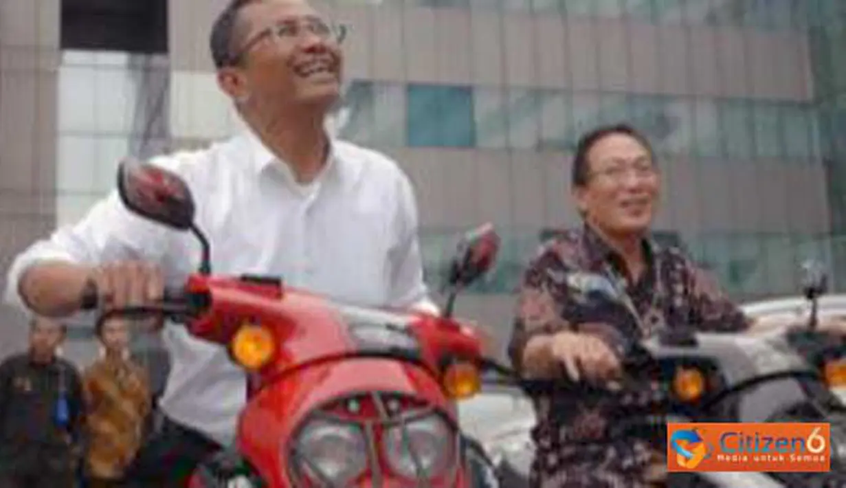 Citizen6, Jakarta: Dirut PLN, Dahlan Iskan didampingi Direktur Operasi Indonesia Barat PLN, Moch. Harry Jaya Pahlawan sedang melakukan uji coba kendaraan motor listrik di halaman PLN Kantor Pusat, Jakarta, Jum'at (8/4). (Pengirim: Agus)