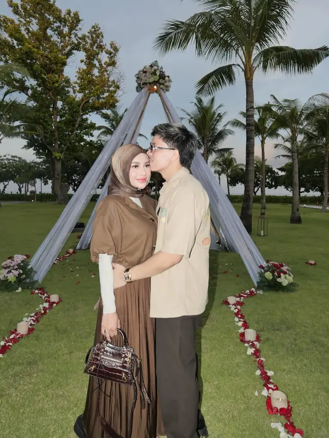 Romantisnya Aurel Hermansyah dan Atta Halilintar Rayakan Anniversary ke-5, Tampil Serasi dengan Earth Tone
