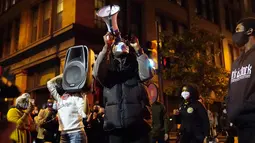 Para pengunjuk rasa berbaris untuk mendesak agar semua suara dihitung setelah pemilihan presiden Amerika Serikat di Philadelphia, Rabu (4/11/2020). (AP Photo/Matt Slocum)