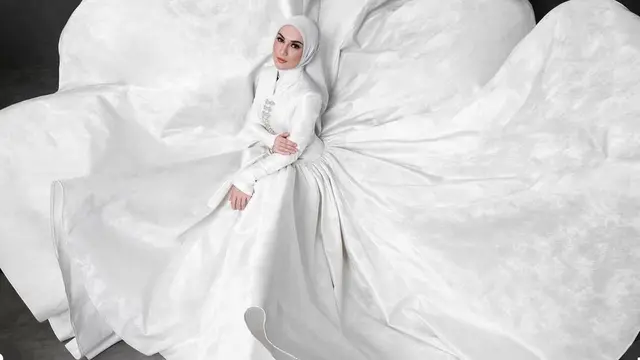 Irish Bella Melakukan foto keluarga dengan dua busana menarik. [ @_irishbella_]