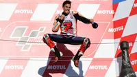 Pembalap Repsol Honda, Marc Marquez berselebrasi di atas podium setelah memenangi balapan MotoGP Jepang 2018 di Twin Ring Motegi, Minggu (21/10). Kemenangan Marquez di Jepang sekaligus membuatnya menjadi juara dunia MotoGP 2018. (Martin BUREAU / AFP)