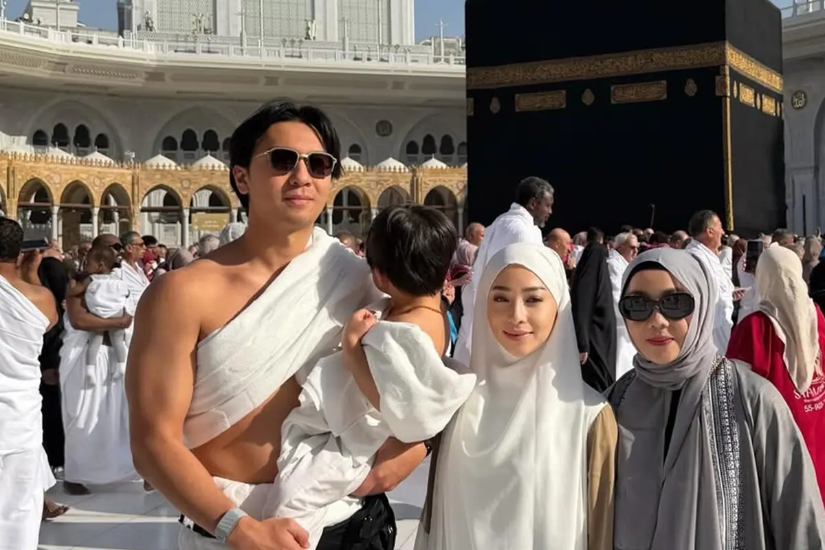 7 Potret Nikita Willy Umrah Awal Tahun, Tampil Sederhana Bareng Suami dan Ibu
