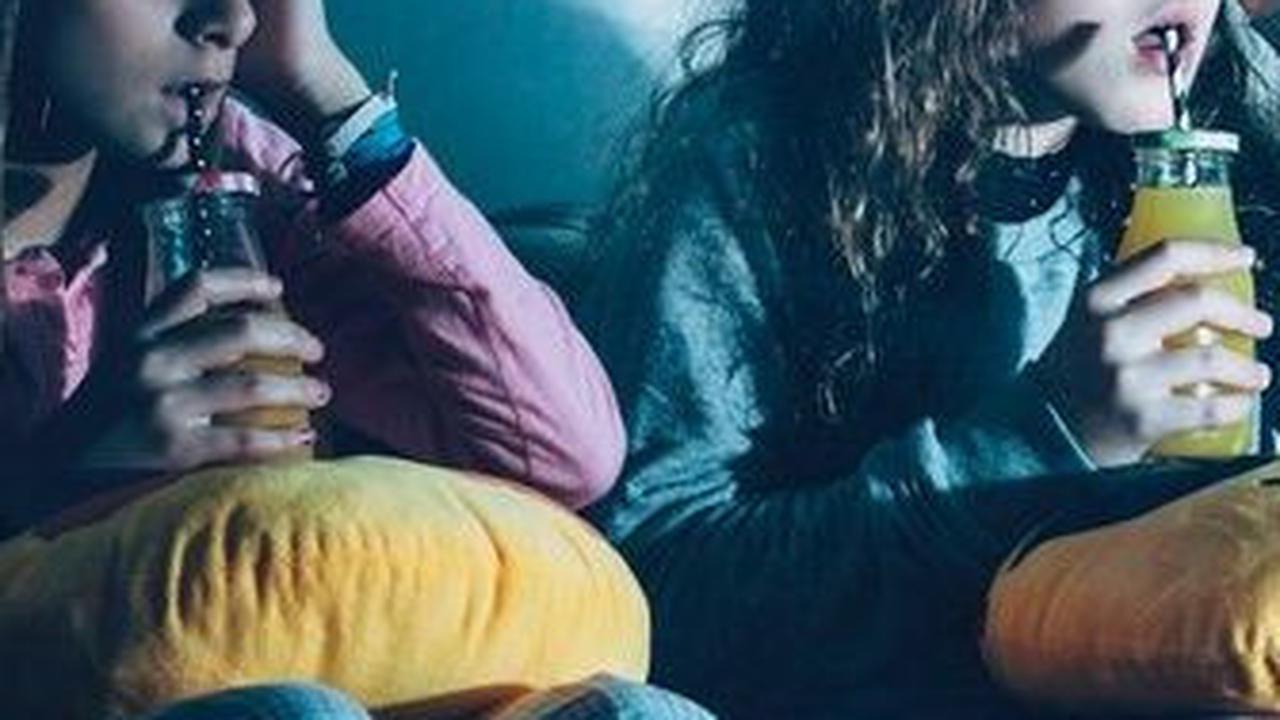 Jadi, malam ini, ajak teman dan keluarga Anda untuk berbagi pengalaman seru menonton film horor.