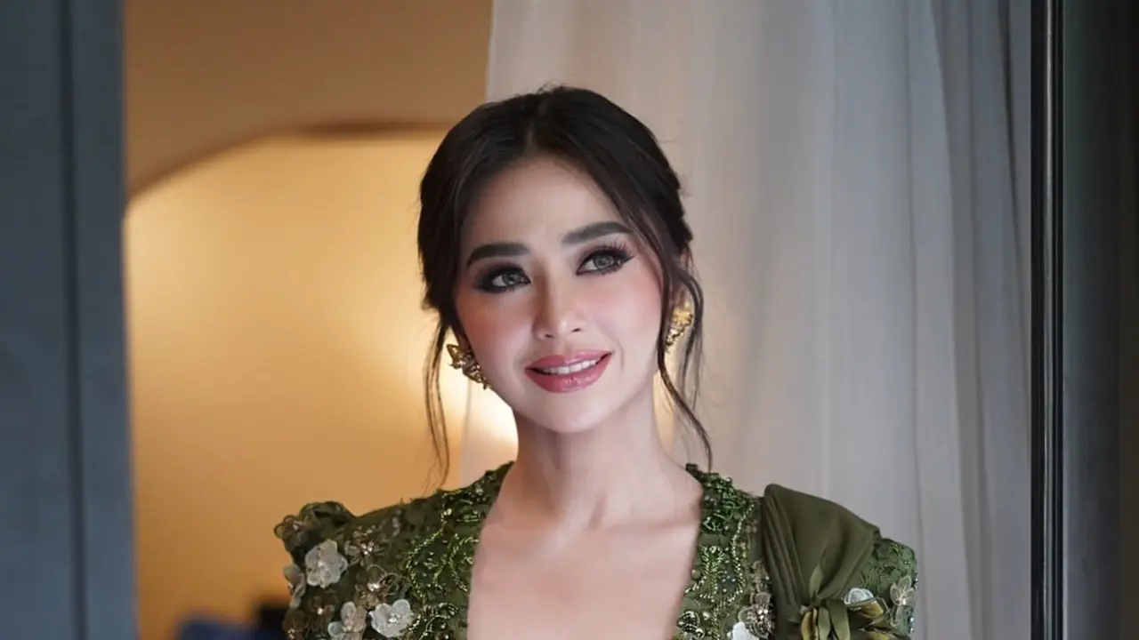 Dewi Perssik Tampil dalam Kebaya Kutubaru Hijau Modern di Perayaan HUT ke-80 TNI