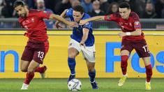 Laga Kualifikasi Piala Dunia 2022 antara Italia dan Swiss berlangsung sengit. Juara Euro 2020 gagal membawa poin penuh dari kandangnya sendiri usai ditahan imbang 1-1. (AP/Gregorio Borgia)