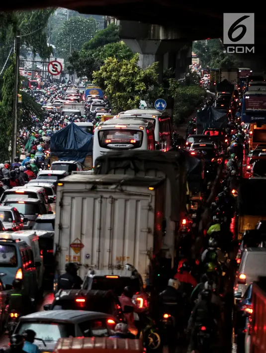 Kendaraan terjebak kemacetan di Jalan Jenderal Ahmad Yani, Jakarta, Selasa (2/4). Hujan deras yang mengguyur Jakarta menyebabkan sejumlah jalan tergenang banjir hingga mengakibatkan kemacetan. (Liputan6.com/JohanTallo)