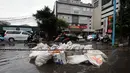 Hujan yang mengguyur Jakarta sejak Minggu (8/2/2015) mengakibatkan banjir di sejumlah wilayah. Tumpukan karung pasir diletakkan di sisi jalan Kemang Raya, Jakarta, Selasa (10/2/2015). (Liputan6.com/Helmi Fithriansyah)