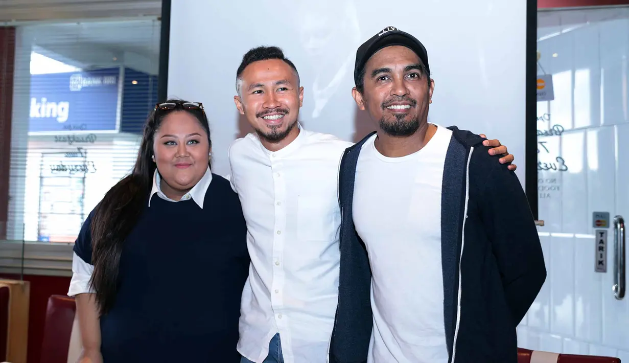 Glenn Fredly ditemui acara peluncuran singel Menanti dari duo vokalis arahannya, Bakhes featuring Tiara Degrasia, di Cilandak Town Square, Jakarta Selatan, pada Kamis (9/2/2017). (Deki Prayoga/Bintang.com)