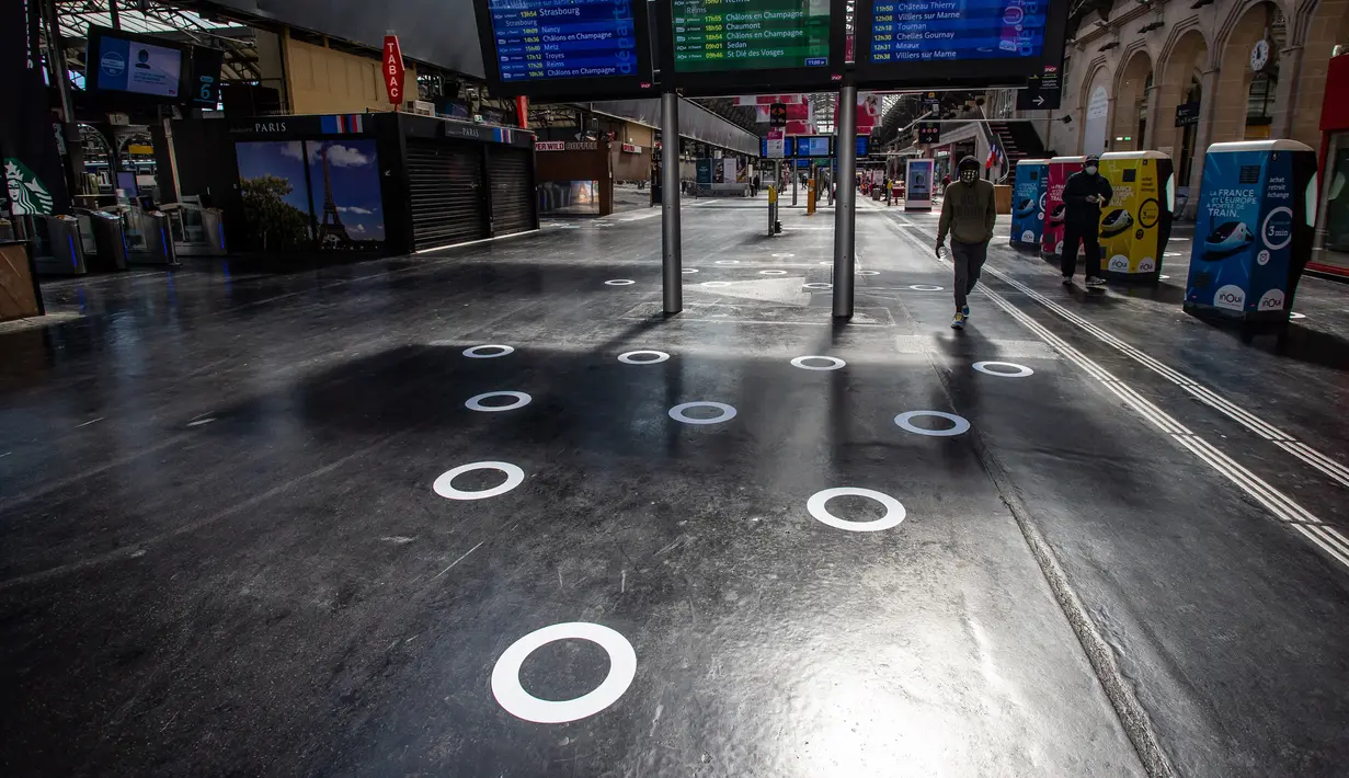 Sejumlah penanda jaga jarak sosial (social distancing) terlihat di lantai Stasiun Kereta Gare du Nord, Paris, Prancis, Kamis (7/5/2020). Prancis akan mulai melonggarkan kebijakan karantina wilayah secara bertahap mulai 11 Mei. (Xinhua/Aurelien Morissard)