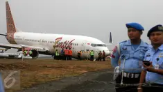  Petugas berjaga - jaga di lokasi tergelincirnya pesawat komersial batik Air di Bandara Adisucipto di Yogyakarta, Jumat (6/11/2015). Saat pendaratan pesawat,  kondisi cuaca sedang turun hujan. (Boy Harjanto)
