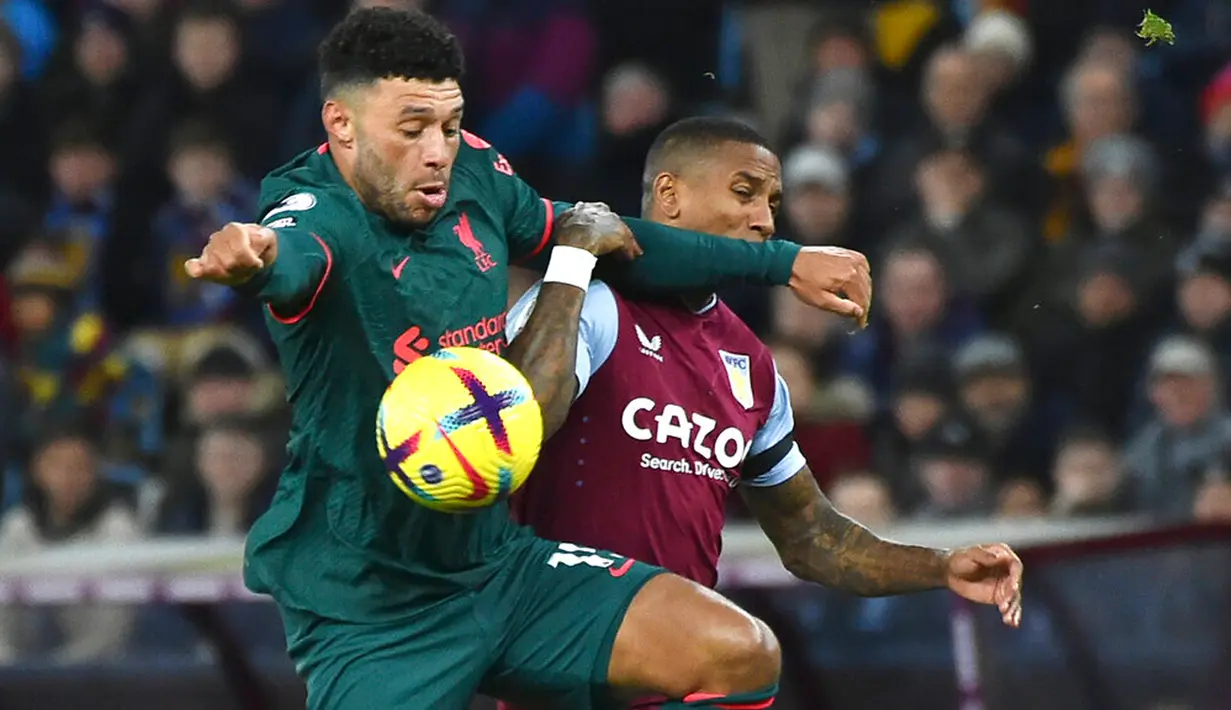 Pemain Liverpool Alex Oxlade-Chamberlain (kiri) berebut bola dengan pemain Aston Villa Ashley Young pada pertandingan sepak bola Liga Inggris di Villa Park, Birmingham, Inggris, 26 Desember 2022. Liverpool mengalahkan Aston Villa dengan skor 3-1. (AP Photo/Rui Vieira)