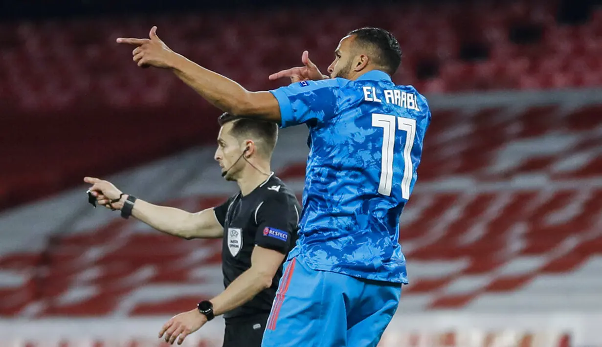 Pemain Olympiacos Youssef El-Arabi melakukan selebrasi usai mencetak gol ke gawang Arsenal pada pertandingan leg kedua babak 16 besar Liga Europa di Emirates Stadium, London, Kamis (18/3/2021). Olympiacos menang 1-0. (AP Photo/Matt Dunham)