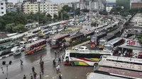 Komuter mengemudi dan mengantri di kendaraan mereka di sepanjang jalan setelah pemerintah memerintahkan  mencabut lockdown di Dhaka, Rabu (11/8/2021). Bangladesh memberlakukan lockdown paling ketat pada awal Juli ketika kasus dan kematian Covid-19 baru naik ke rekor tertinggi. (Munir Uz zaman/AFP)
