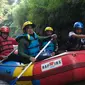 Para peserta tengah menikmati sajian arung jeram di atas arus deras sungai Cimanuk Garut, Jawa Barat. (Liputan6.com/Jayadi Supriadin)