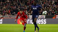 Pemain Bayern Munchen Philippe Coutinho (kiri) dan pemain Tottenham Hotspur Moussa Sissoko merebut bola pada pertandingan Grup B Liga Champions di Munich, Jerman, Rabu (11/12/2019). Munchen mengalahkan Tottenham 3-1. (Odd ANDERSEN/AFP)